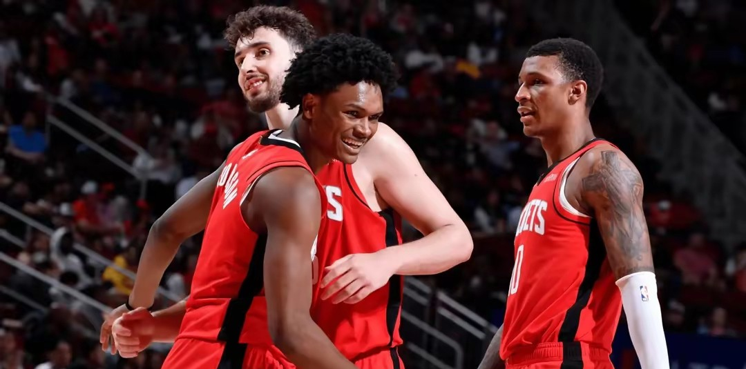 包含休斯敦火箭训练开放日；今晨单刀错失引欢呼；英超在即；更衣室氛围转暖的词条